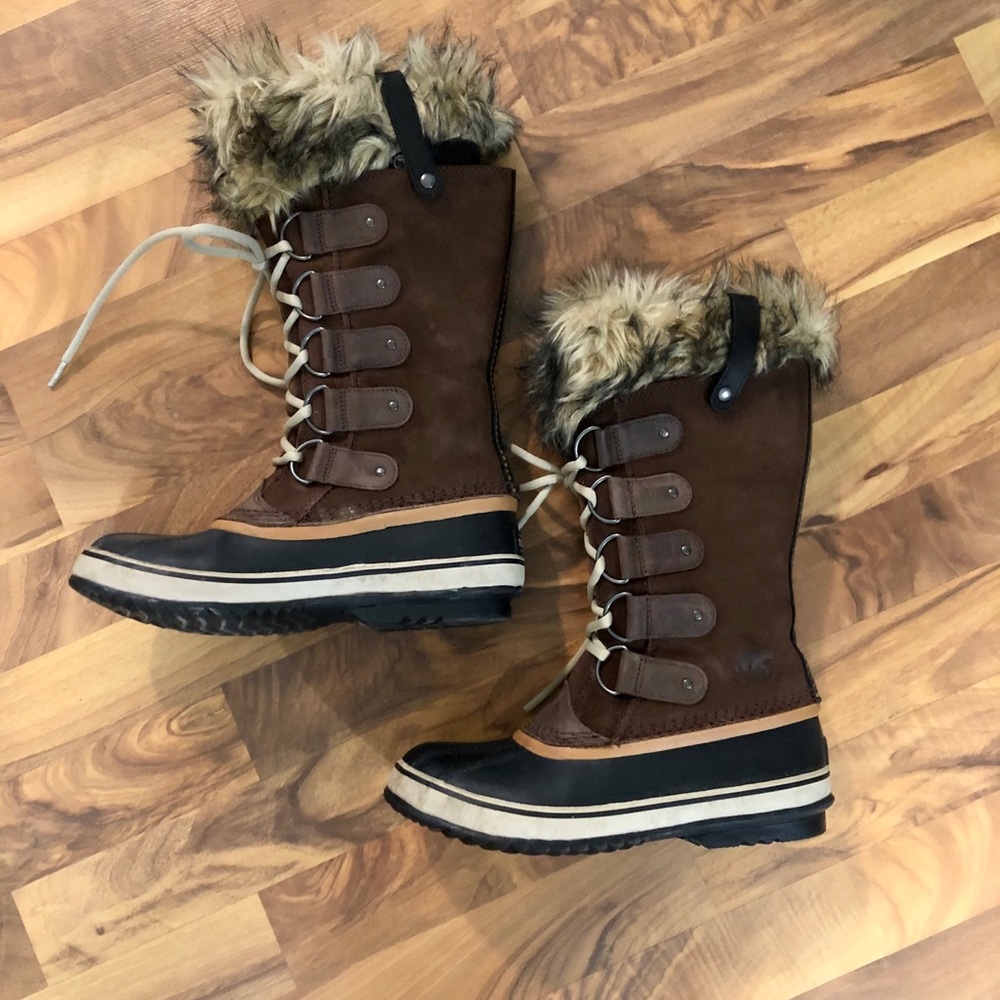 Joan of Arctic sorel boots. Size 8